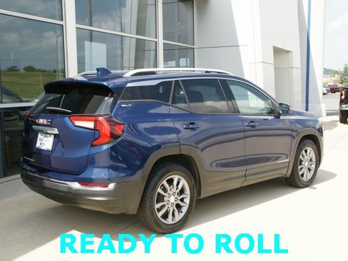 Used 2023 GMC Terrain SLT image 3