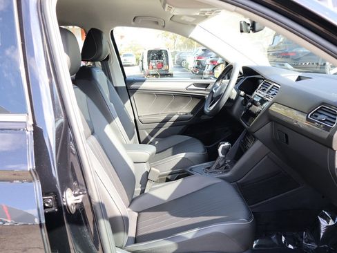 Used 2024 Volkswagen Tiguan SE image 30