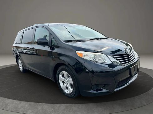 Used 2017 Toyota Sienna LE FWD image 3