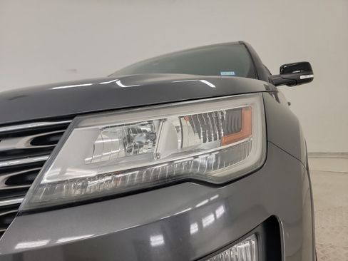 Used 2017 Ford Explorer XLT w/ Equipment Group 202A FWD image 9