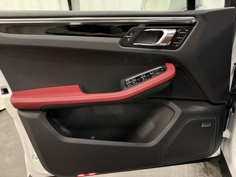 Used 2025 Porsche Macan image 15