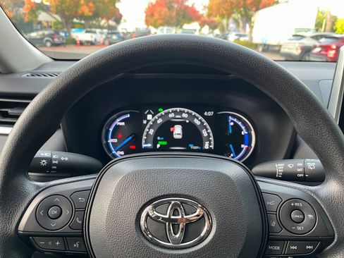 Used 2025 Toyota RAV4 LE image 27