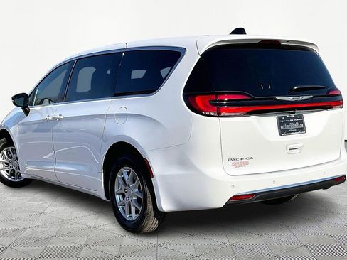 New 2026 Chrysler Pacifica Select image 3