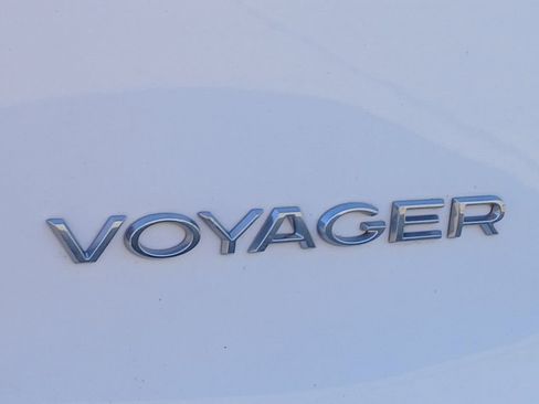 Used 2022 Chrysler Voyager LX image 33