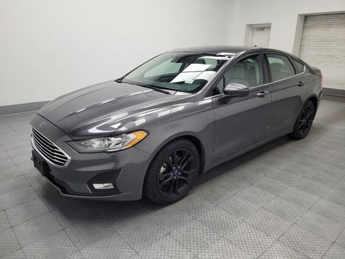 Used 2020 Ford Fusion SE w/ Equipment Group 151A FWD image 2
