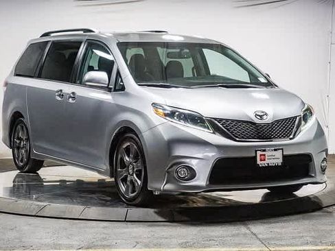 Certified 2017 Toyota Sienna SE image 6