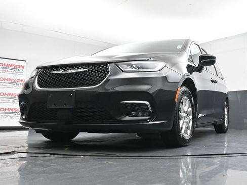 Used 2024 Chrysler Pacifica Touring-L image 34