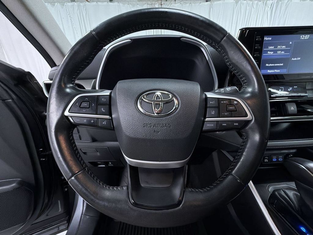 Used 2022 Toyota Highlander XLE AWD/4WD image 10