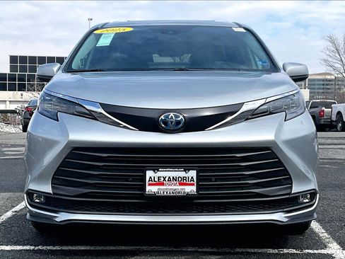 Used 2025 Toyota Sienna XLE w/ XLE Plus Package image 3