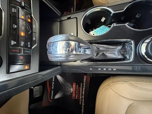 Used 2017 Ford Explorer XLT w/ Equipment Group 202A AWD/4WD image 29