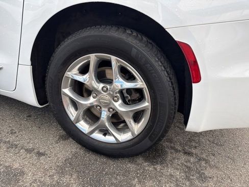 Used 2018 Chrysler Pacifica Limited w/ Advanced Safetytec Group FWD image 9