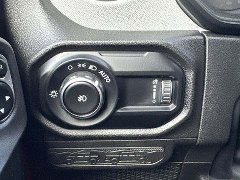 Used 2025 Jeep Wrangler Sport S image 34