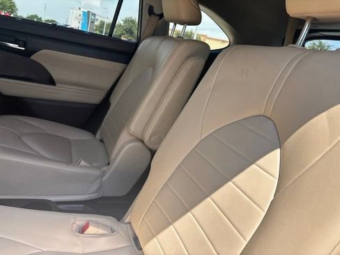 Used 2022 Toyota Highlander XLE FWD image 7