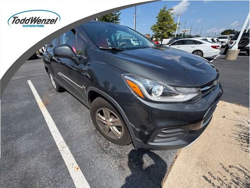Used 2017 Chevrolet Trax LT w/ Sun & Sound Package FWD image 1