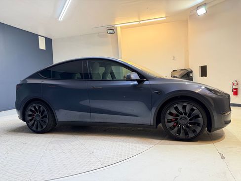 Used 2023 Tesla Model Y Performance AWD/4WD image 8