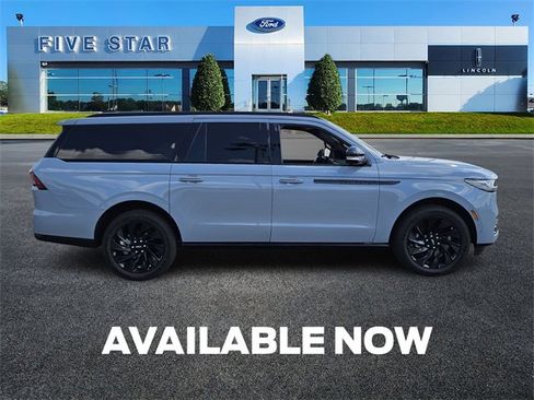 Used 2025 Lincoln Navigator L Reserve w/ Jet Appearance Package image 9