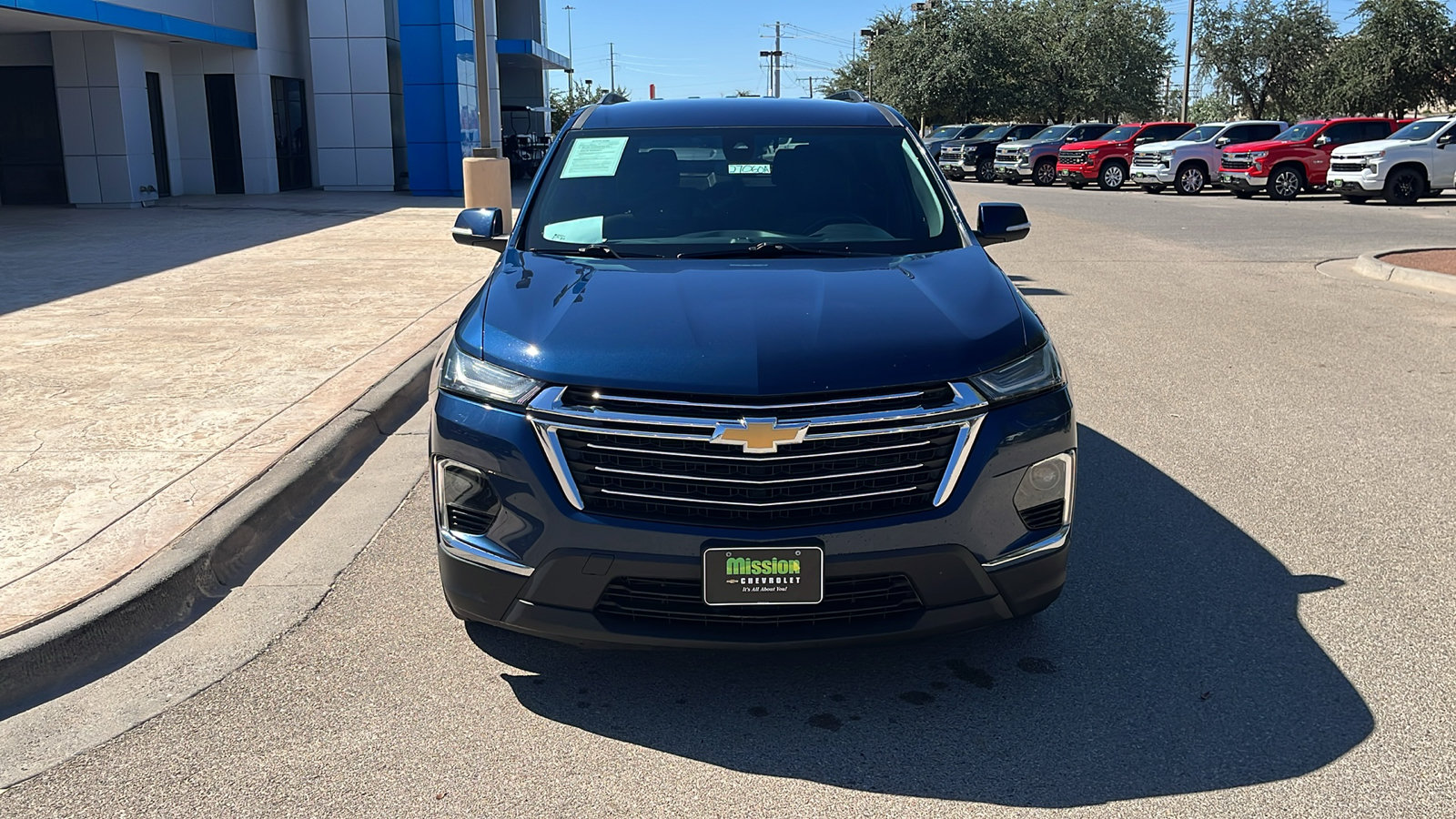Used 2023 Chevrolet Traverse LT FWD image 2