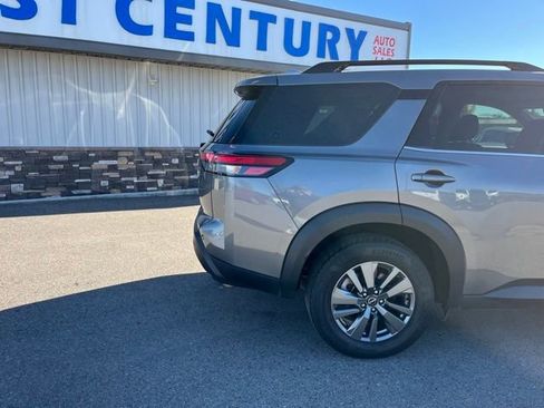 Used 2024 Nissan Pathfinder SV image 11