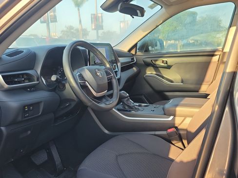 Used 2024 Toyota Highlander LE image 19