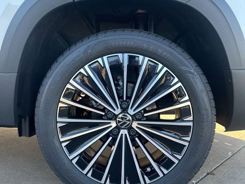 New 2026 Volkswagen Taos SE FWD image 8