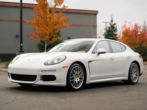 Used 2015 Porsche Panamera 4 image 3
