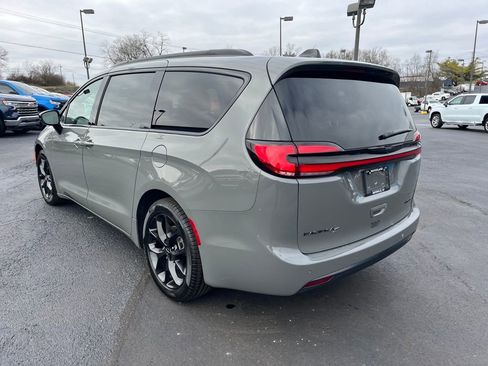 Used 2025 Chrysler Pacifica Limited image 3