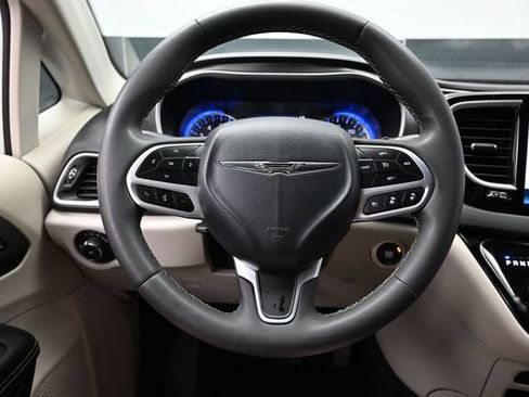 Certified 2023 Chrysler Pacifica Touring-L FWD image 29