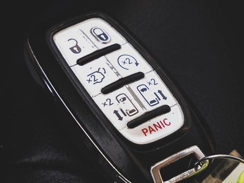 Used 2019 Chrysler Pacifica Touring-L image 7