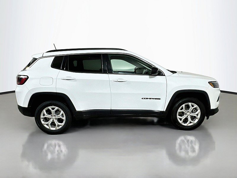Used 2024 Jeep Compass Latitude AWD/4WD image 8