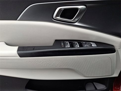 Used 2023 Kia Carnival LX image 12