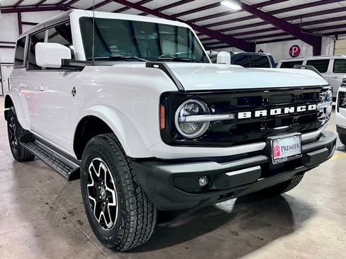 Used 2025 Ford Bronco Outer Banks AWD/4WD image 1