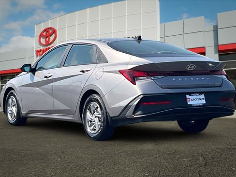 Used 2024 Hyundai Elantra SE FWD image 5