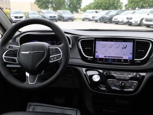 Used 2025 Chrysler Pacifica Select FWD image 25