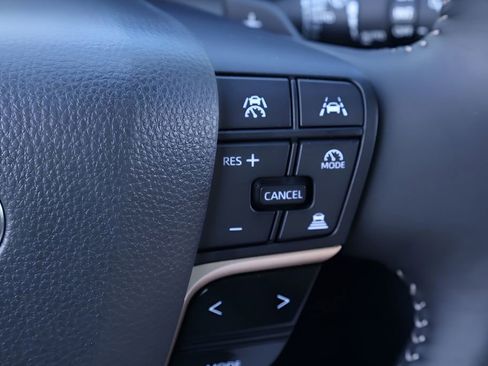 Certified 2025 Toyota Crown Signia image 23