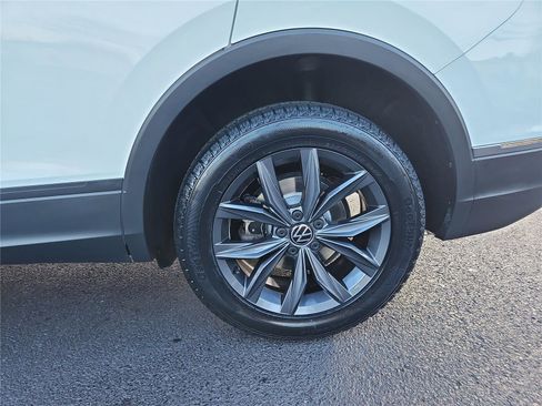 Used 2022 Volkswagen Tiguan SE w/ Panoramic Sunroof Package image 11