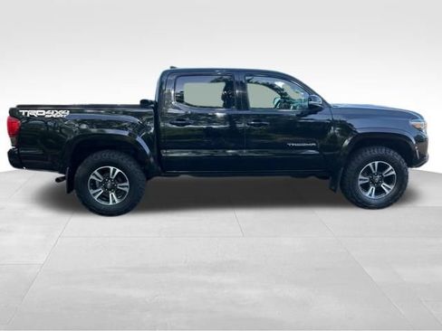 Used 2017 Toyota Tacoma TRD Sport AWD/4WD image 6