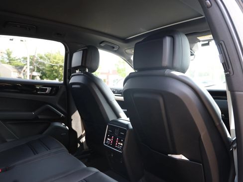 Used 2022 Porsche Cayenne Platinum Edition AWD/4WD image 25