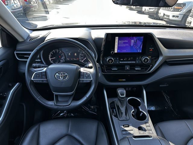 Used 2024 Toyota Highlander XLE AWD/4WD image 13