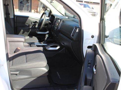 Used 2024 Nissan Frontier SV image 9
