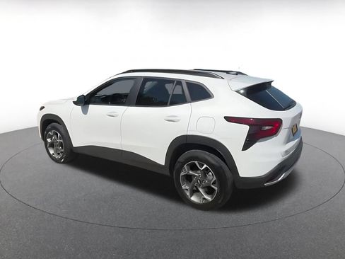 Used 2025 Chevrolet Trax LT FWD image 10
