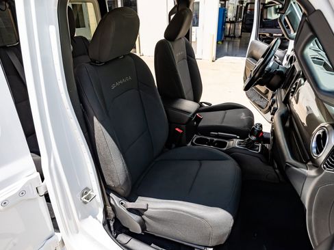 Used 2020 Jeep Wrangler Unlimited Sahara AWD/4WD image 30