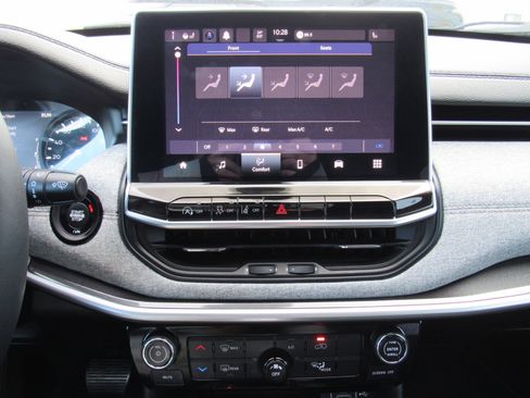 Used 2023 Jeep Compass Latitude image 22