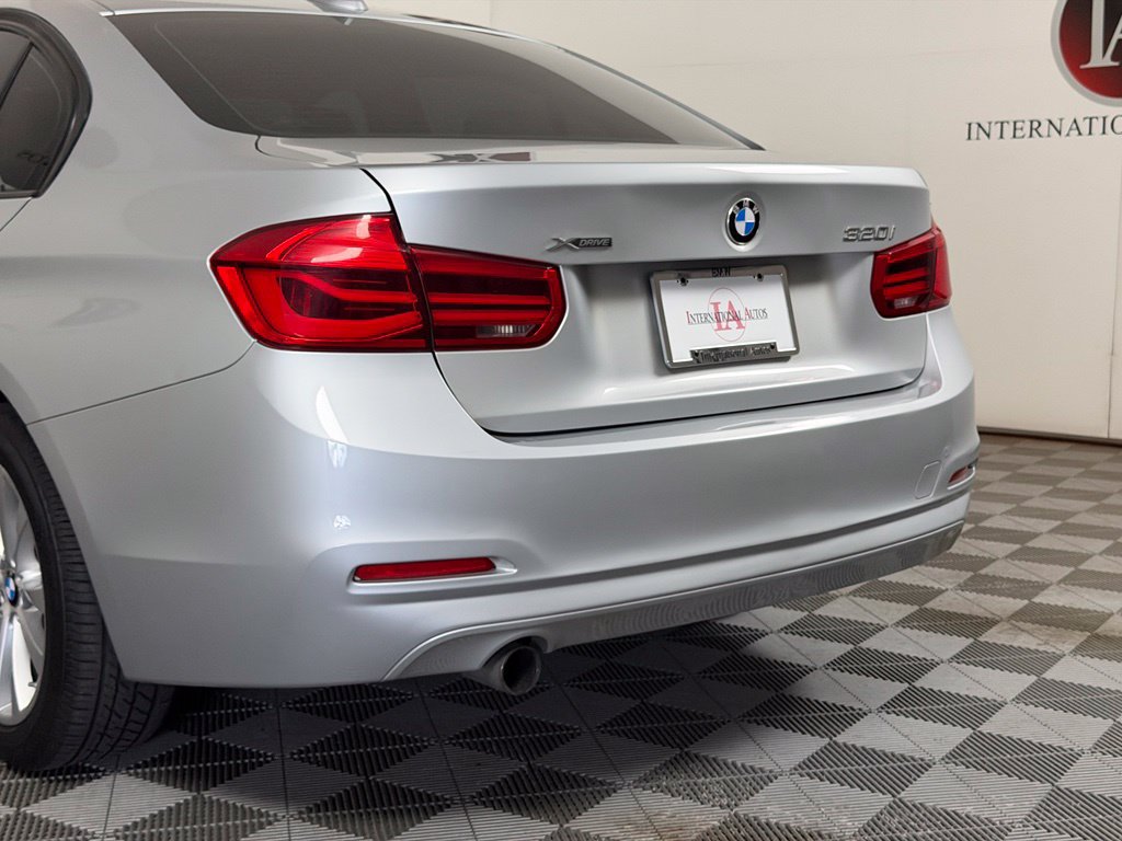 Used 2017 BMW 320i xDrive Sedan AWD/4WD image 10