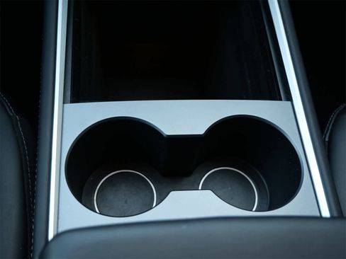 Used 2022 Tesla Model Y Long Range image 23