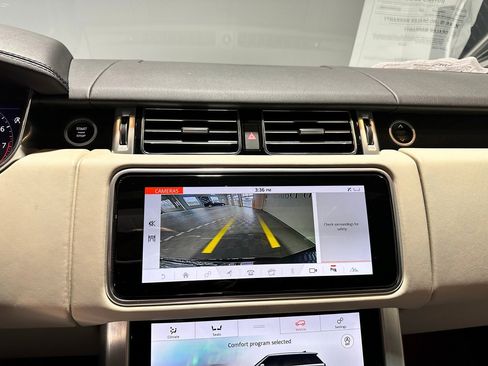 Used 2020 Land Rover Range Rover HSE image 24
