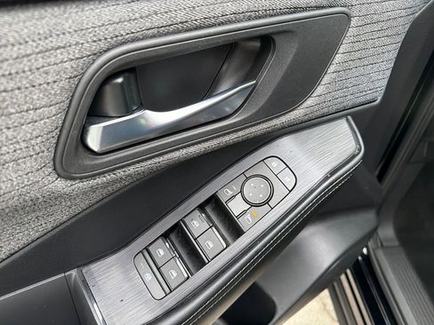 Used 2023 Nissan Rogue SV image 18