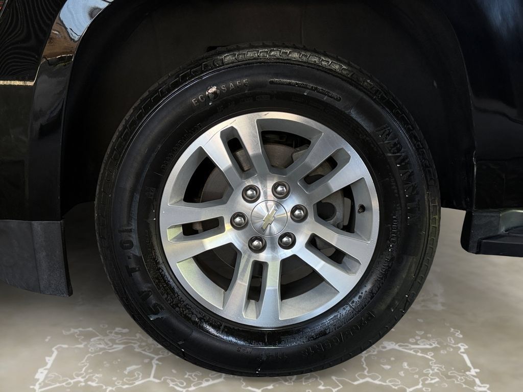 Used 2018 Chevrolet Suburban LT RWD image 14