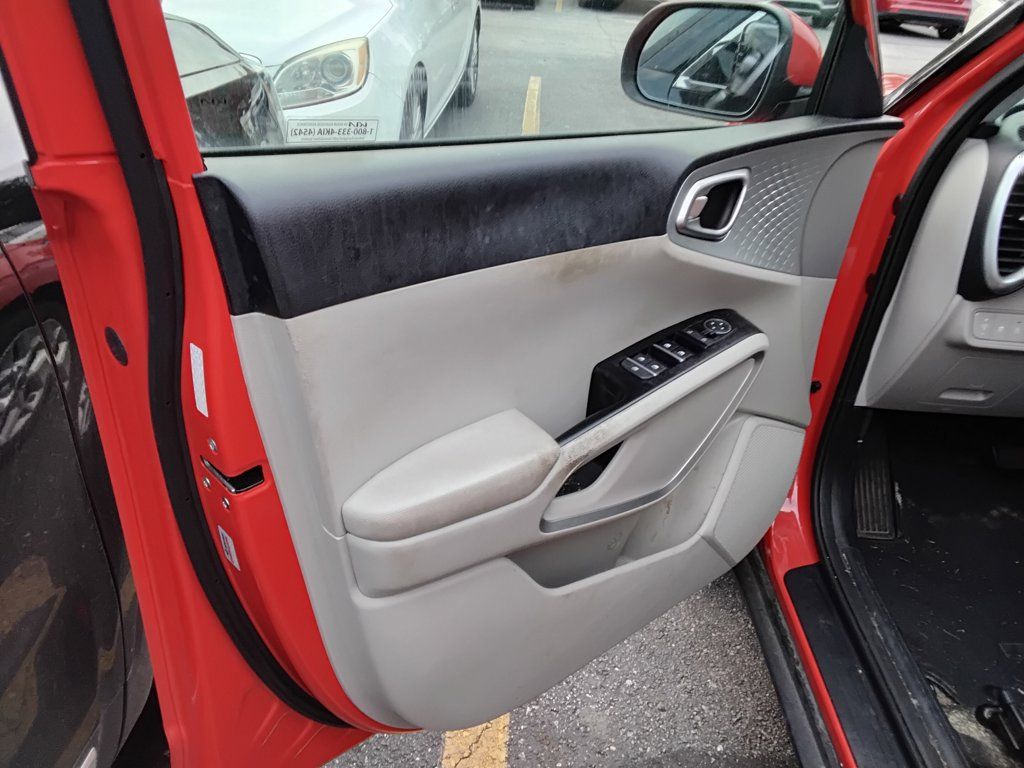 Used 2023 Kia Soul LX w/ LX Technology Package FWD image 10