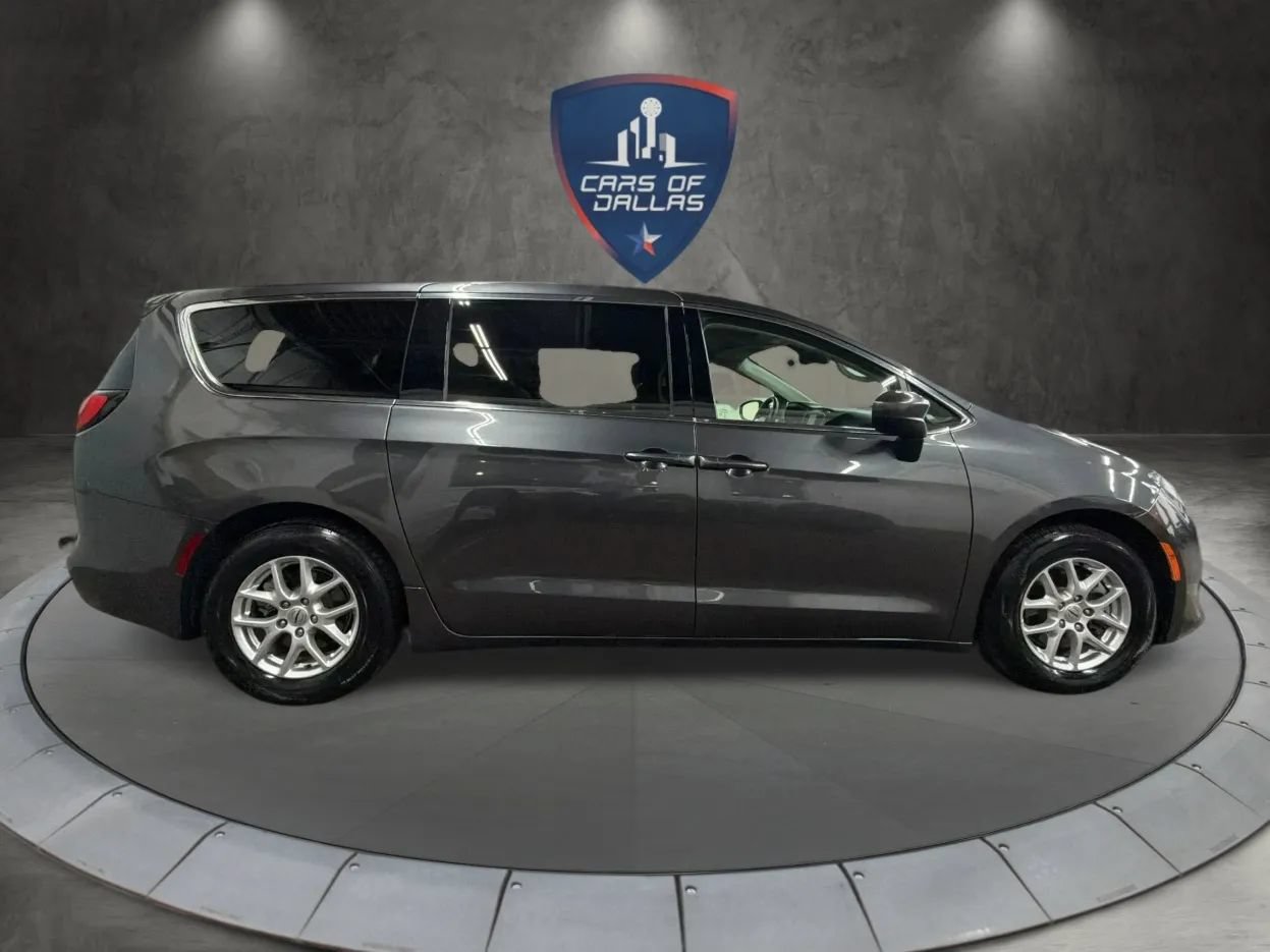 Used 2023 Chrysler Voyager LX FWD image 6