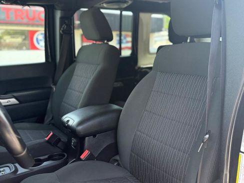Used 2012 Jeep Wrangler Unlimited Rubicon AWD/4WD image 9